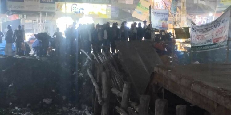 সিদ্ধিরগঞ্জের ডি এন ডি খালে ভেঙ্গে পড়লো কাঠের সেতু