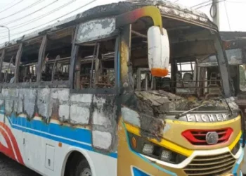 রূপগঞ্জে ভোররাতে দুই বাসে আগুন