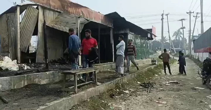 সোনারগাঁয়ে রাতের আঁধারে দোকানে দুর্বৃত্তদের আগুন