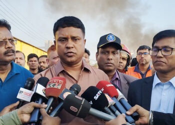 অগ্নিকাণ্ড ঘটনাস্থলে বিআইডব্লিউটিএ চেয়ারম্যান