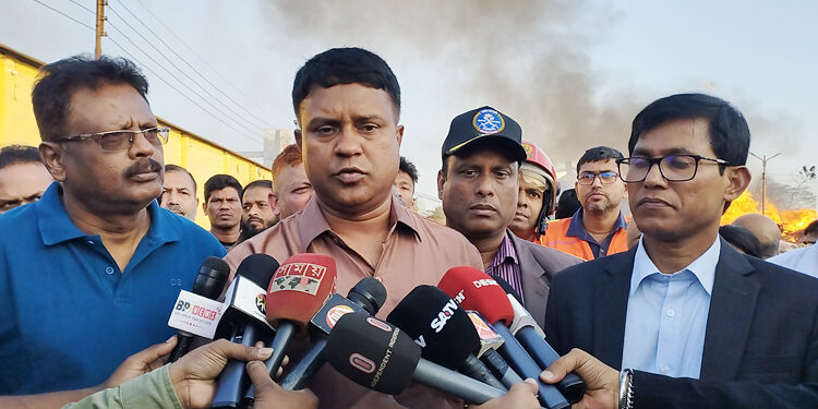 অগ্নিকাণ্ড ঘটনাস্থলে বিআইডব্লিউটিএ চেয়ারম্যান