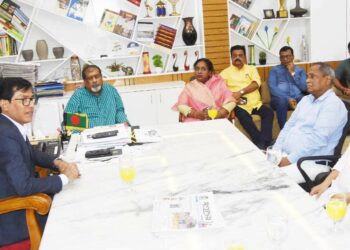 জুতার মালা পরানো সেই রাজাকারপুত্রের পাশে এবার এমপি মেয়র !