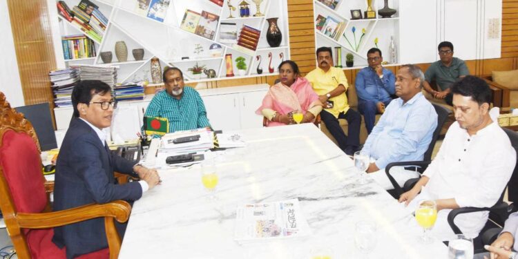 জুতার মালা পরানো সেই রাজাকারপুত্রের পাশে এবার এমপি মেয়র !