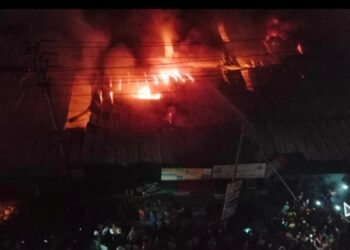 রূপগঞ্জের গাউছিয়ার আগুনে পুড়ে ছাঁই শত শত দোকান