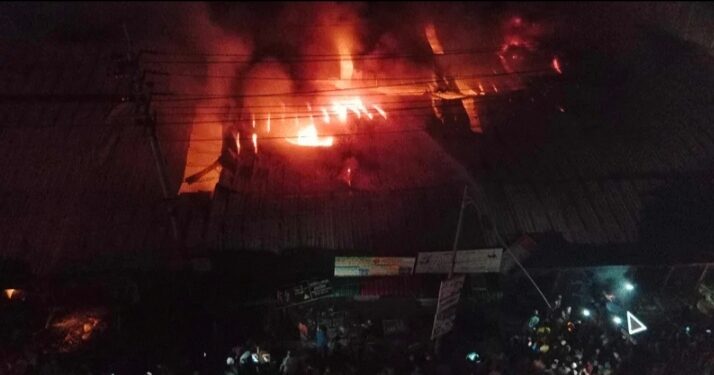 রূপগঞ্জের গাউছিয়ার আগুনে পুড়ে ছাঁই শত শত দোকান