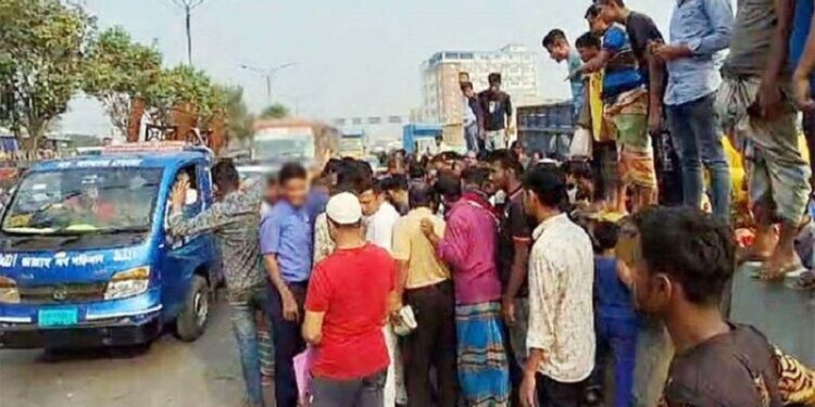 দায়িত্বরত অবস্থায় বাস চাপায় পুলিশ সদস্যের মৃত্যু