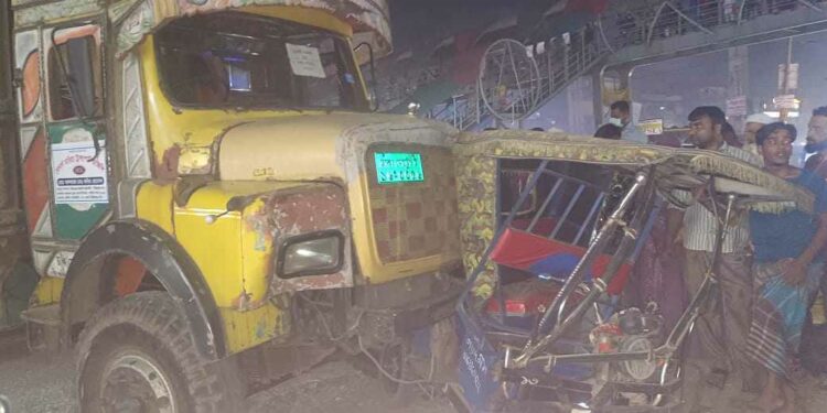 সিদ্ধিরগঞ্জে ট্রাকের ধাক্কায় বৃদ্ধার মৃত্যু, আহত ২