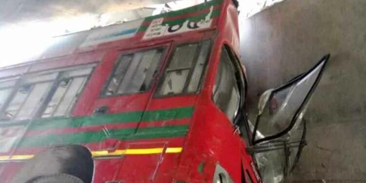 না.গঞ্জ তিতাসের পিকনিকের বাস দূর্ঘটনা : নিহত ১, আহত ২২