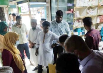 সিদ্ধিরগঞ্জে বিনা মূল্যের ওষুধ রাখার ২ ফার্মেসিকে জরিমানা