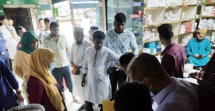 সিদ্ধিরগঞ্জে বিনা মূল্যের ওষুধ রাখার ২ ফার্মেসিকে জরিমানা