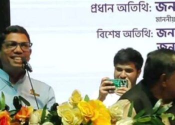 নারায়ণগঞ্জে গাণ গেয়ে মঞ্চ মাতালেন প্রতিমন্ত্রী