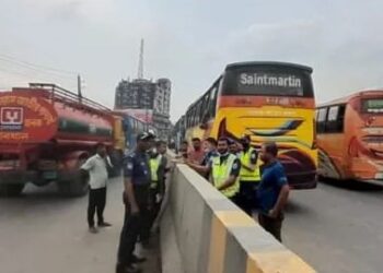 দ্রুতগামী লেনে যাত্রী নামানো : ৪৫ যানবাহনকে মামলা