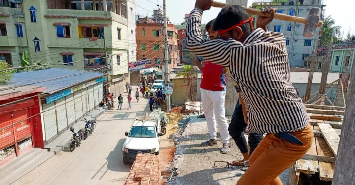 সিদ্ধিরগঞ্জে নকশাবহির্ভূত ভবন ভাঙল রাজউক