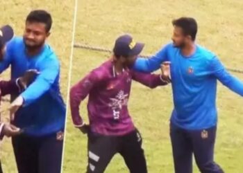 ফতুল্লায় সাকিব বিতর্ক তুঙ্গে : ভক্তকে চর-থাপ্পড়-গলাধাক্কা