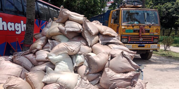 ডিবি পরিচয়ে ছিনতাইকৃত ভারতীয় চিনি উদ্ধার