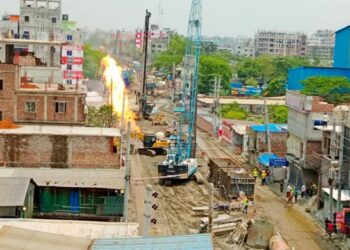 ফতুল্লায় ভেকুর আঘাতে মূল গ্যাস সংযোগ ফেটে আগুন