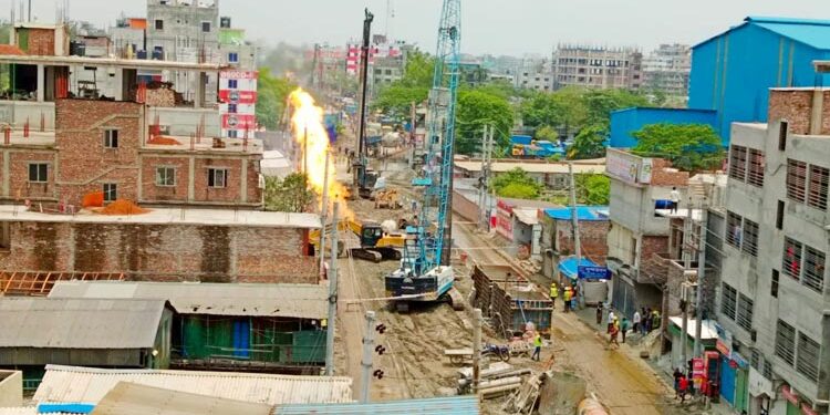 ফতুল্লায় ভেকুর আঘাতে মূল গ্যাস সংযোগ ফেটে আগুন