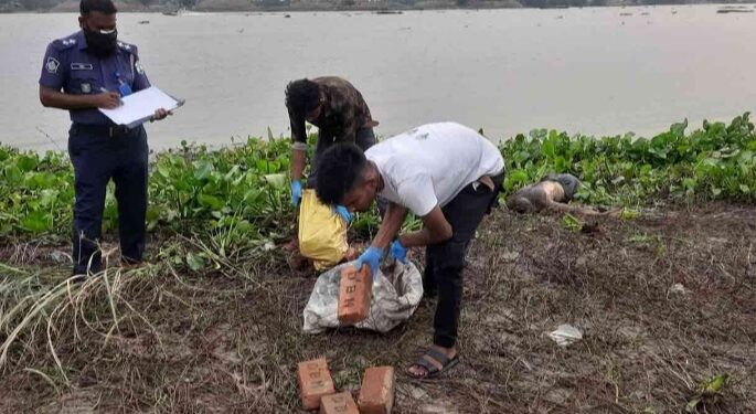 ইটের বস্তা নিয়েই ধলেশ্বরী নদীতে ভেসে উঠলো লাশ
