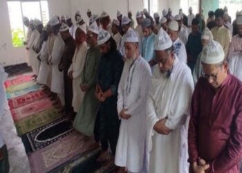 সৌদির সাথে মিল রেখে ফতুল্লায় ঈদ উদযাপন