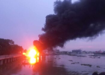 জ্বালানিবাহী ট্রলারে ফের সন্ধ্যায় আগুন