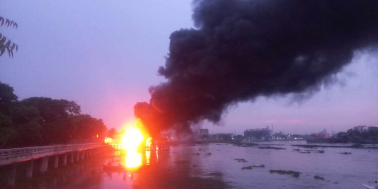 জ্বালানিবাহী ট্রলারে ফের সন্ধ্যায় আগুন