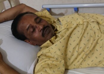 আড়াইহাজারে ভাংচুরের ছবি তোলায় সাংবাদিকের উপর হামলা