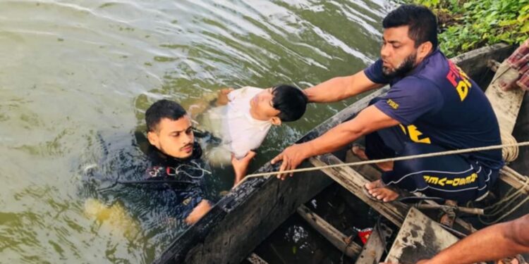 সাতার দিয়ে নদী পাড়ি দিতে গিয়ে স্কুল ছাত্রের মৃত্যু