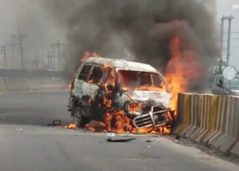 সোনারগাঁয়ে মাইক্রোবাসে আগুন : নিরাপদে ৫ যাত্রী উদ্ধার