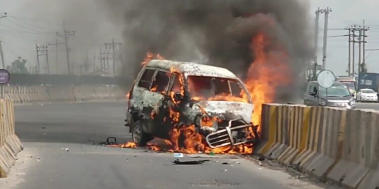 সোনারগাঁয়ে মাইক্রোবাসে আগুন : নিরাপদে ৫ যাত্রী উদ্ধার