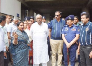 স্বরাষ্ট্রমন্ত্রীকে মাঝে রেখেই ভাই বোনের বাকযুদ্ধ