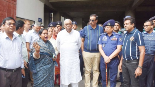 স্বরাষ্ট্রমন্ত্রীকে মাঝে রেখেই ভাই বোনের বাকযুদ্ধ