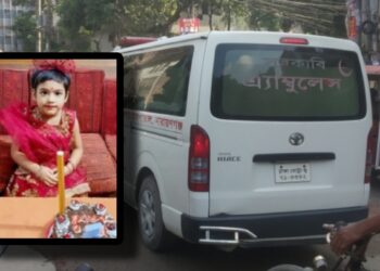 বাসার ছাদে বাবার কোলে ঢলে পড়ে ছোট্ট রিয়া