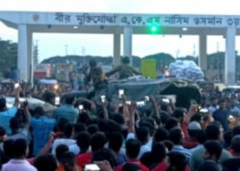 বন্দরে লুন্ঠন : ৭ জনের দণ্ড, মাইক্রোবাসে আগুন