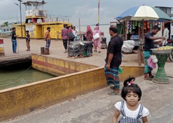 বিশনন্দী ফেরীঘাট বন্ধ থাকায় তিন জেলার যাত্রীদের দূর্ভোগ
