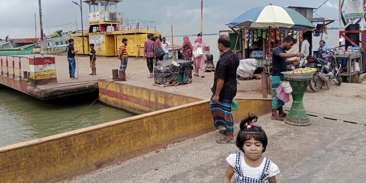 বিশনন্দী ফেরীঘাট বন্ধ থাকায় তিন জেলার যাত্রীদের দূর্ভোগ