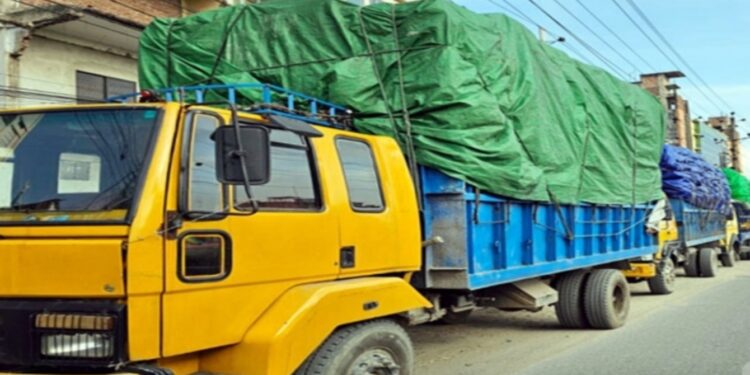 আদমজী ইপিজেড : ১৫ ট্রাক মালামাল ছিনিয়ে নিলো যুবদল নেতা সাহেদ