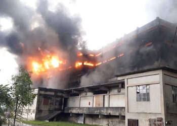 অপেক্ষার চতুর্থ দিন : গাজী টায়ারের সামনে স্বজনদের ভিড়