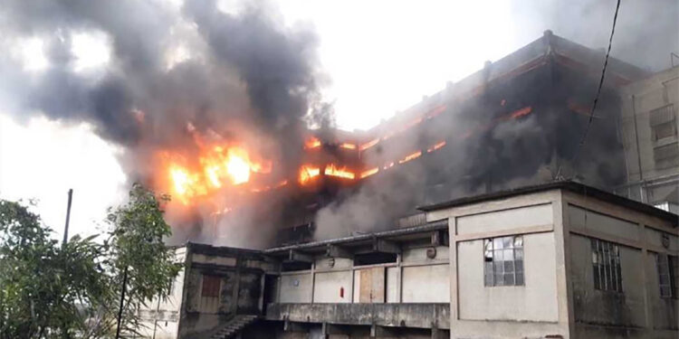 অপেক্ষার চতুর্থ দিন : গাজী টায়ারের সামনে স্বজনদের ভিড়