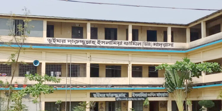 ফতুল্লায় অধ্যক্ষের পদত্যাগ দাবীতে সং*ঘর্ষ, আহত ১০