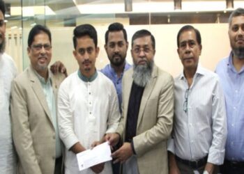 সারজিস আলমের হাতে অর্ধ কোটি টাকার চেক দিলেন হাতেম
