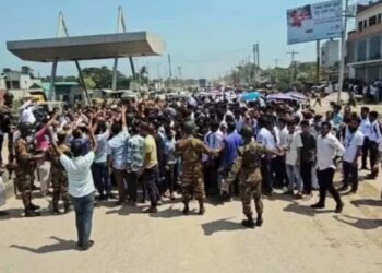 কাঞ্চন সেতুর টোল বন্ধের দাবীতে অবরোধ