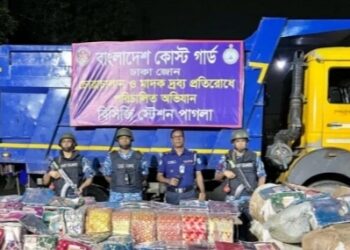 পাথর বোঝাই ট্রাকে মিললো ৬ কোটি টাকার ভারতীয় শাড়ি