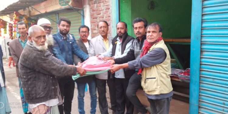 শীতার্থ মানুষের পাশে দাঁড়ালো বন্দর মডেল প্রেস ক্লাব