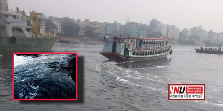 পরিবেশের বিপর্যয় : শীতলক্ষ্যা নদীর পানি যেন ‘আলকাতরা’