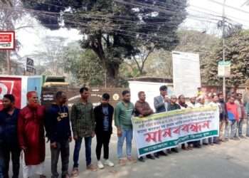 খাদ্য নিয়ন্ত্রক ও ইউএনও অপসারণের দাবীতে বন্দরে মানববন্ধন