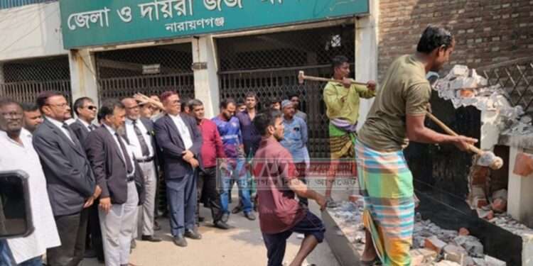 নারায়ণগঞ্জ আদালত, ডিসি ও এসপি অফিসের ম্যুরাল ভাংচুর