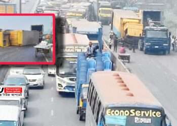 কভার্ডভ্যান উল্টে মহাসড়কে যানজট