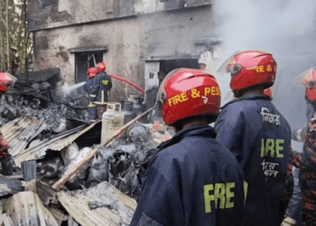 রূপগঞ্জের গ্যাস সিলিন্ডারের গোডাউনে আগুন