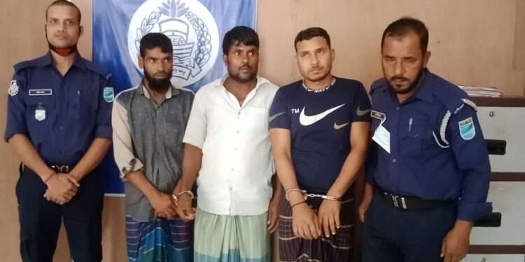 আড়াইহাজারে ৩ ডাকাতকে গ্রেফতার করে আদালতে প্রেরণ