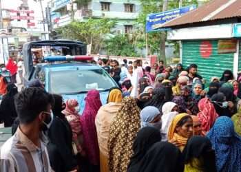আড়াইহাজারে আ. লীগ নেতা জুয়েলের মুক্তির দাবীতে থানা ঘেরাও